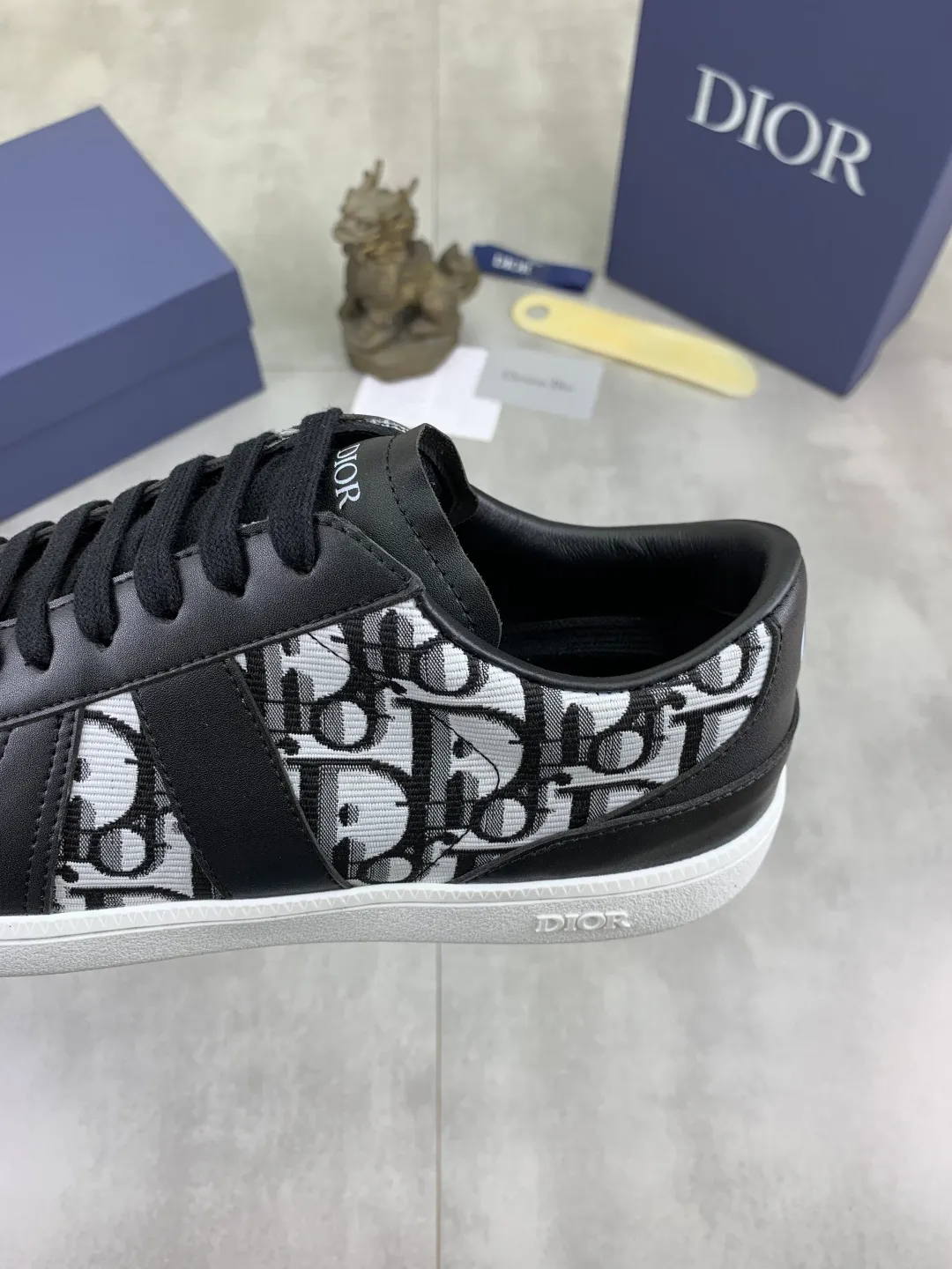 Men's shoes 💰P360 New Dior B01 moral training shoes, white first-layer cowhide, original molded outsole. New to the fall collection, this sneaker marks the return of a Dior classic, reinterpreted in a stylish and elegant silhouette. Crafted from white smooth first-grain cowhide with a tonal silk sheepskin lining, it features the Dior logo on the tongue and inner sides, and a CD icon on the heel. Paired with Tpu anti-slip soles of the same color, it can be matched with various styles to create a sophisticated look.  Code number: 38-44
